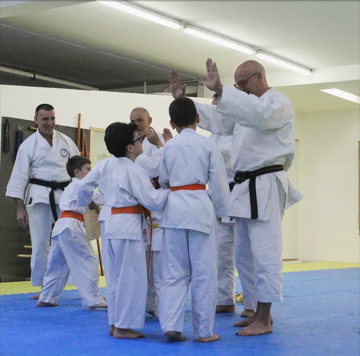 Allievi del Nuovo Dojo Trento in karategi durante una lezione in palestra